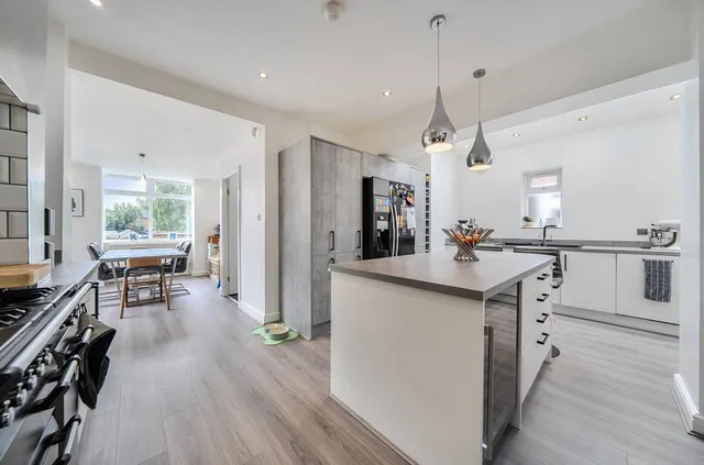 Kings Drive, Middleton, M24, photo 3