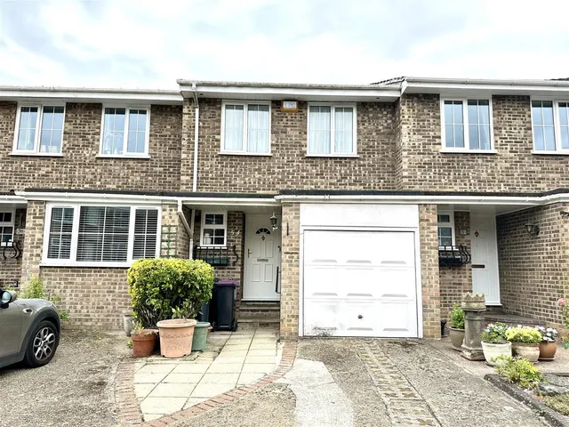 Tanners Crescent, Hertford SG13 8DS, photo 1