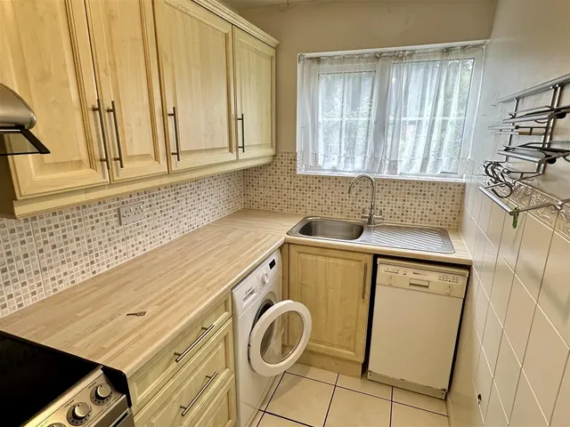 Photo 3 — Tanners Crescent, Hertford SG13 8DS