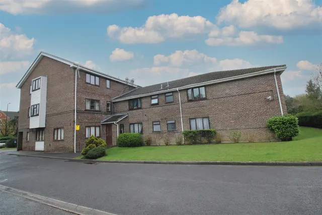 Brighton Road, Southgate, RH10, photo 1