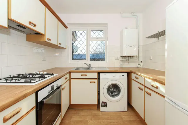 Photo 2 — Rutland Gardens, Hemel Hempstead, Hertfordshire, HP2 5XB