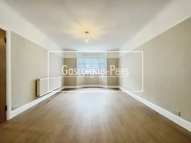 Randalls Road, Leatherhead, KT22, photo 2