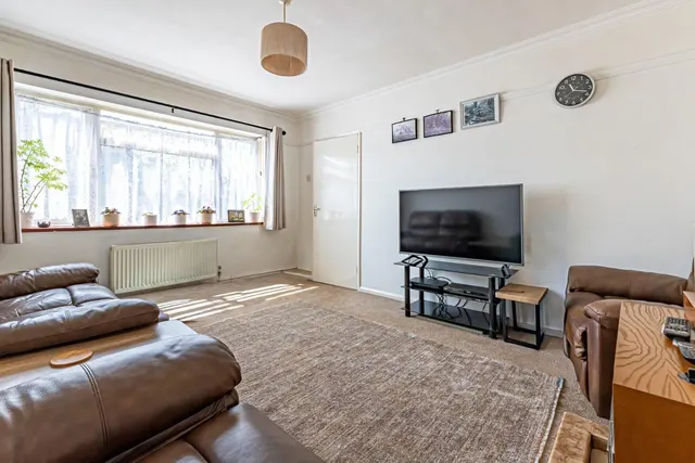 Photo 3 — Finch Crescent, Leighton Buzzard