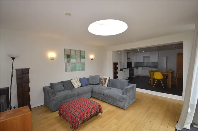 Huron Road, London, SW17 8RG, photo 1