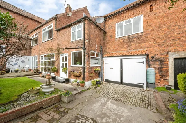 4 bedroom character property — Crossland Gardens, Tickhill, DONCASTER