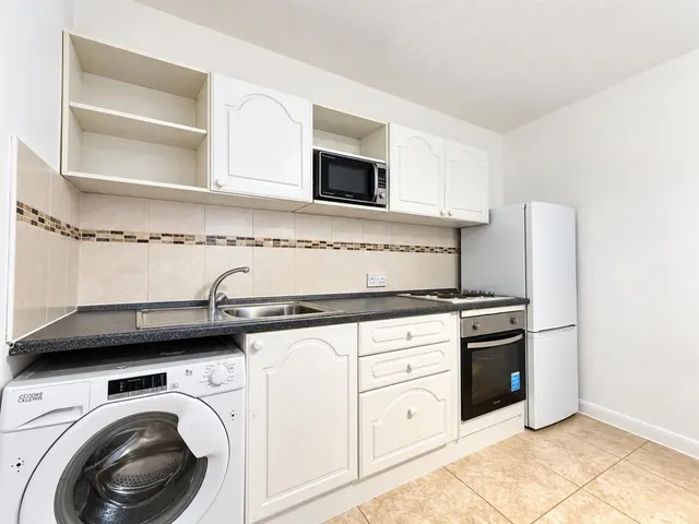 bed Apartment To LetWaterside, Uxbridge, UB8, photo 2