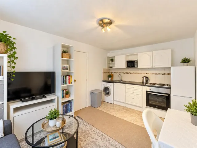 bed Apartment To LetWaterside, Uxbridge, UB8, photo 1