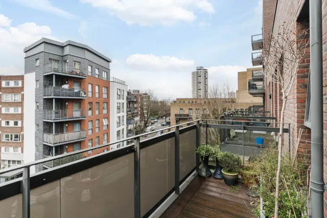 Photo 2 — Guide £450,000 - £475,000 Luff Court, Bow, E3