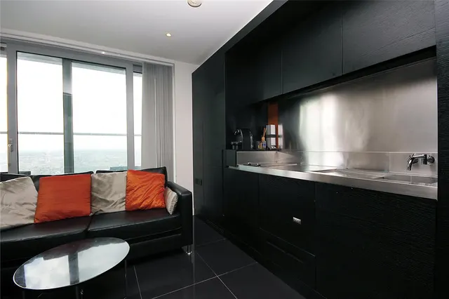 East Tower, Marsh Wall, E14, photo 1