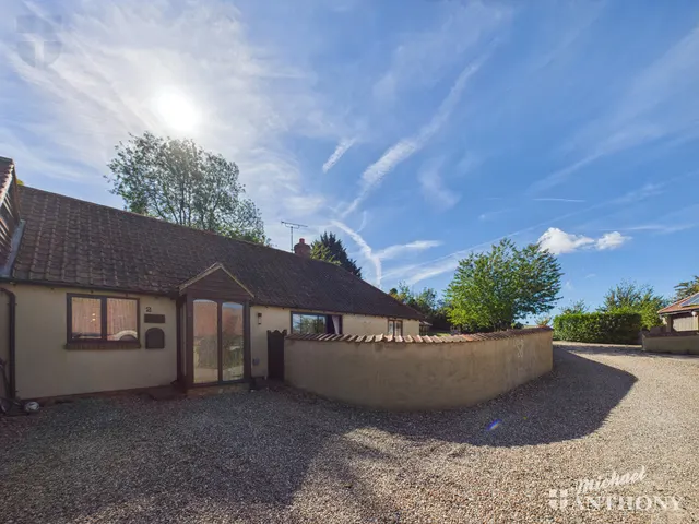 Cuddington Court, The Green, HP18, photo 1