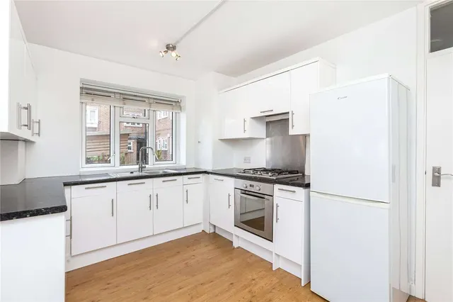 Upper Richmond Road, London, SW14, photo 1
