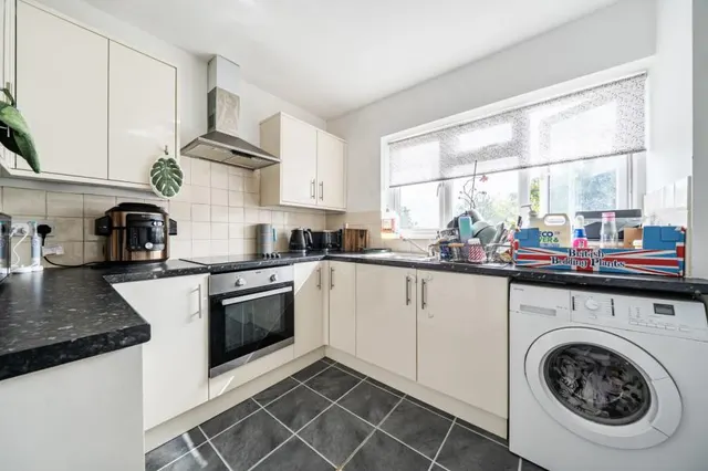 Carver Hill Road, High Wycombe, HP11, photo 2