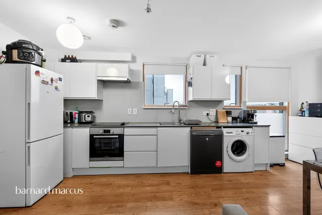 Garratt Lane, London, SW17, photo 2