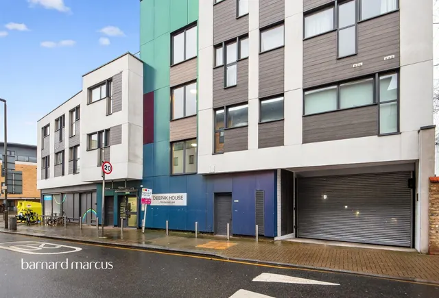 Garratt Lane, London, SW17, photo 3