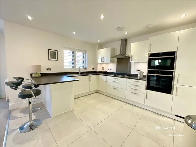 3 bedroom flat — Stanley Road, Highcliffe, Christchurch, Dorset, BH23