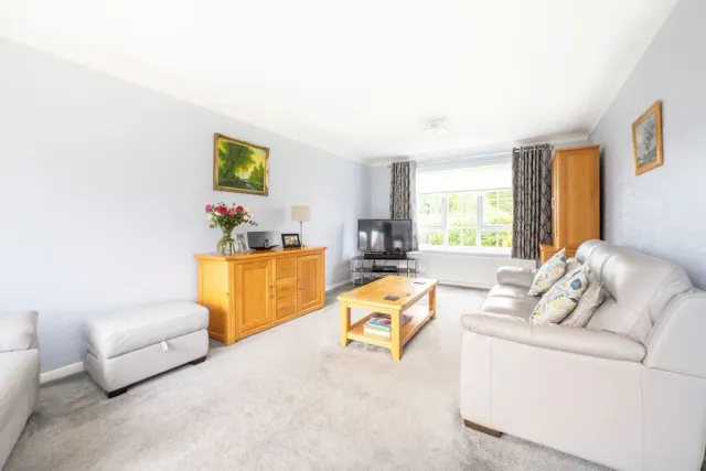 Photo 2 — Netherby Close, Tring, Hertfordshire, HP23 5PJ
