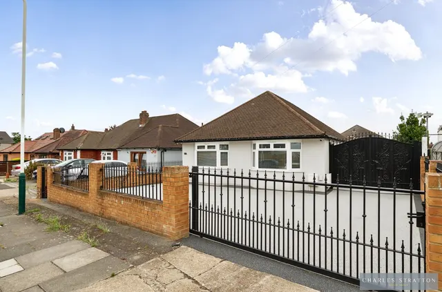 Romford, RM3, photo 1