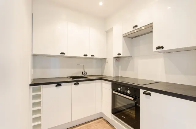 Photo 3 — 105b West Hill Road, London