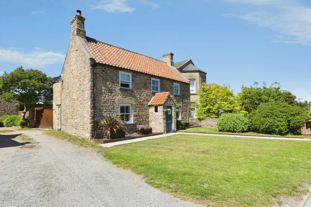 Patrick Brompton, Bedale, DL8, photo 1