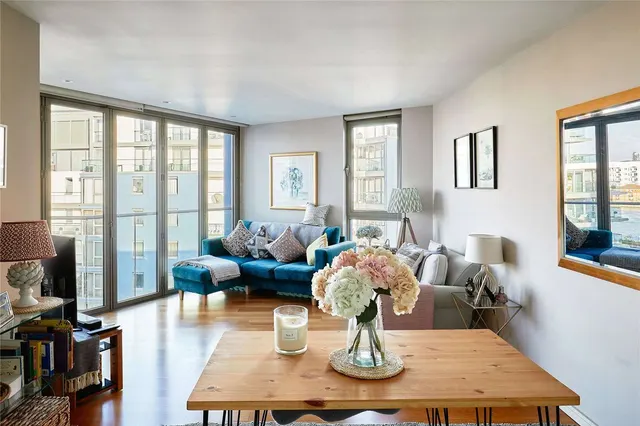 Eastfields Avenue, London, SW18 1LP, photo 1