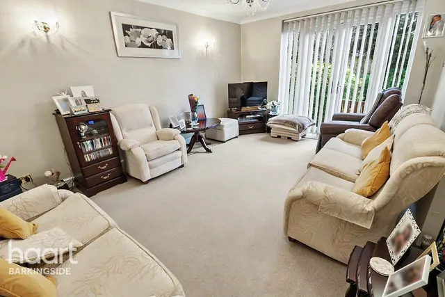 Sunnymede Drive, Barkingside, IG6, photo 2