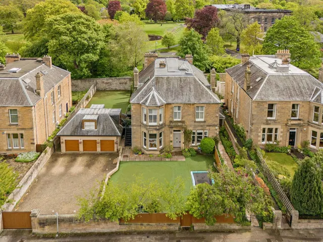Photo 2 — Ravelston Park, Edinburgh, Midlothian, EH4 3DX