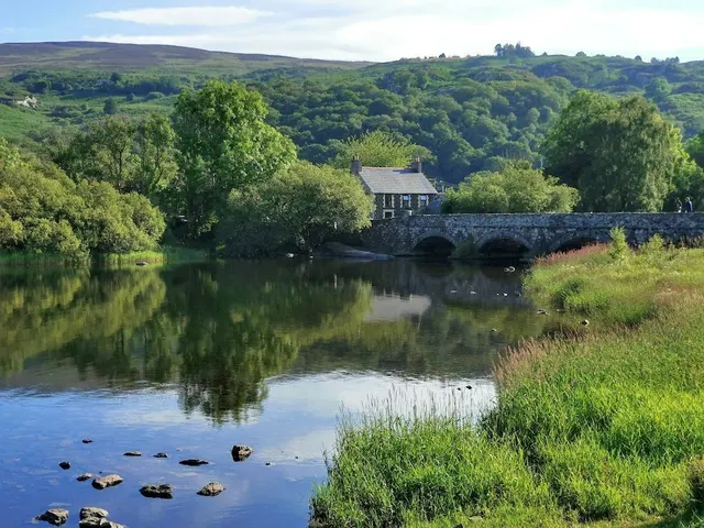 Cwm-y-Glo, Caernarfon, LL55, photo 1