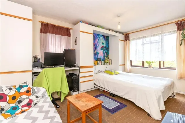 Tintagel Way, Woking, GU22, photo 2