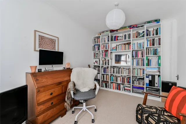 Queens Road, London, N11, photo 3