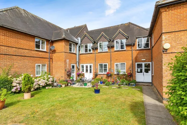 Woburn Road, Woburn Sands, Milton Keynes, photo 1