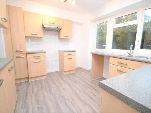 Photo 3 — Beavers Crescent, Hounslow