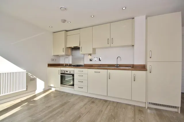 Walnut Tree Close, Guildford, GU1, photo 2