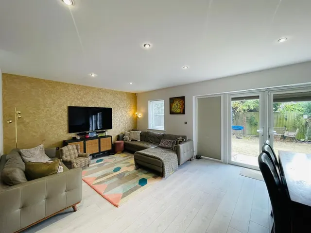 Lindale Close, Ilford, IG4, photo 2
