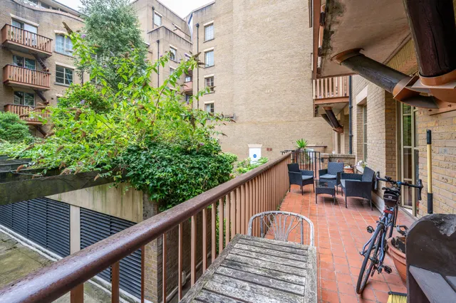 Photo 3 — Flat 200 The Circle, Queen Elizabeth Street, London