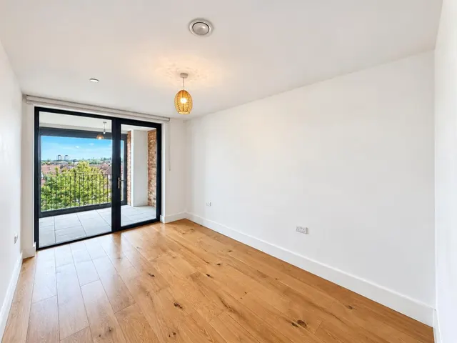 Staines Road, Hounslow, TW4, photo 3