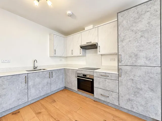 2 bedroom flat, Staines Road, Hounslow, TW4