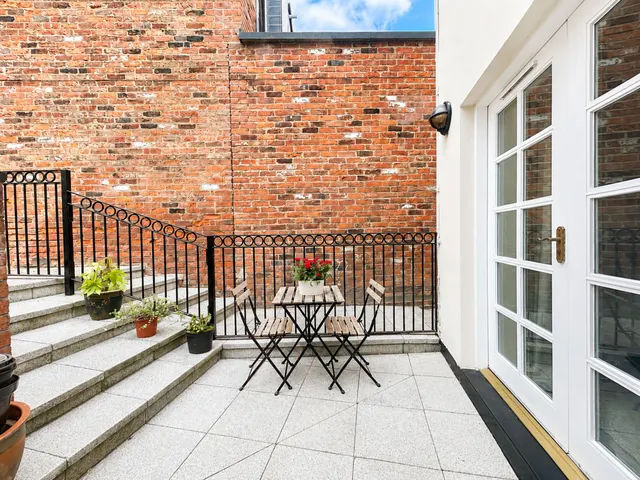 Royles Square, Alderley Edge, photo 2