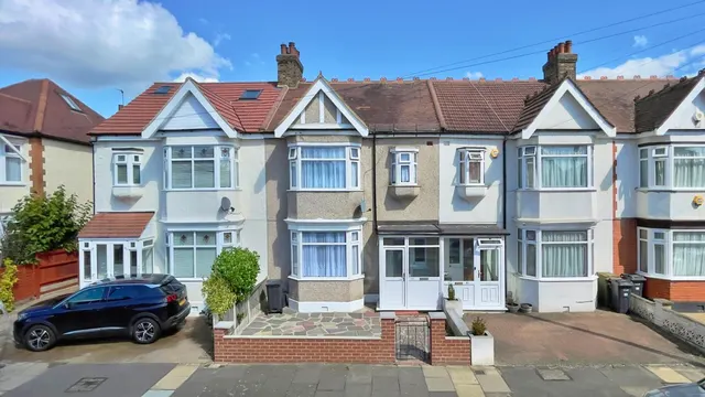 Hamilton Avenue, Ilford, IG6, photo 1