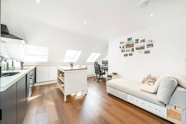 Winchester Street, W3, photo 3