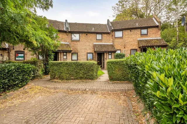 Nottingham Close, Woking, GU21, photo 1