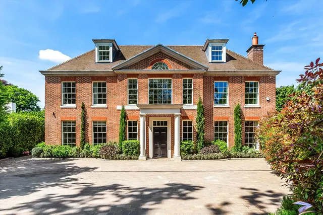 Eaton Park, Cobham, KT11, photo 1