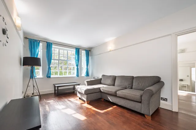 London, NW3, photo 1