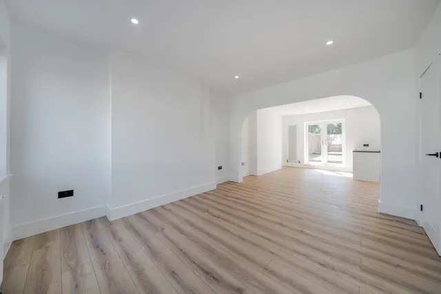 Court Avenue, Coulsdon, CR5, photo 3
