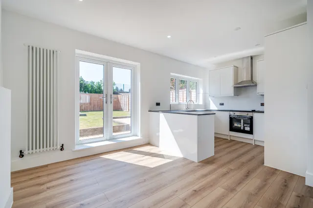 Court Avenue, Coulsdon, CR5, photo 2