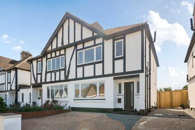 Court Avenue, Coulsdon, CR5, photo 1