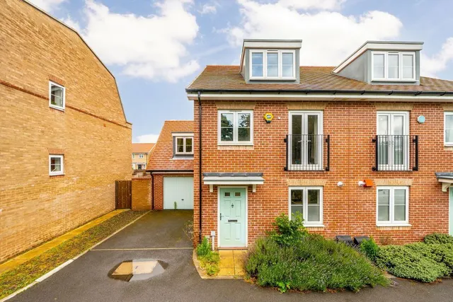 Bell Farm Way, Walton-on-Thames, KT12, photo 1