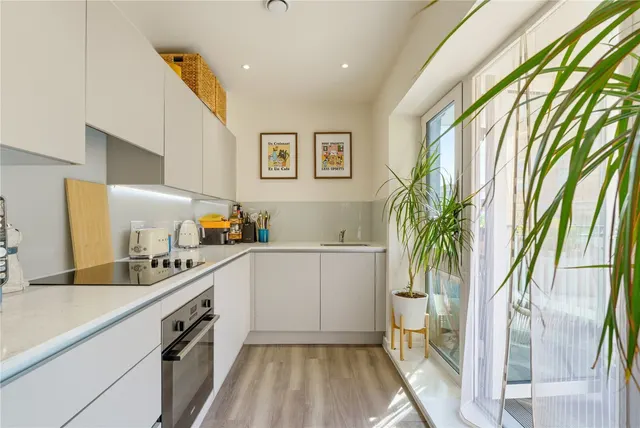 Springfield Drive, London, SW17, photo 2