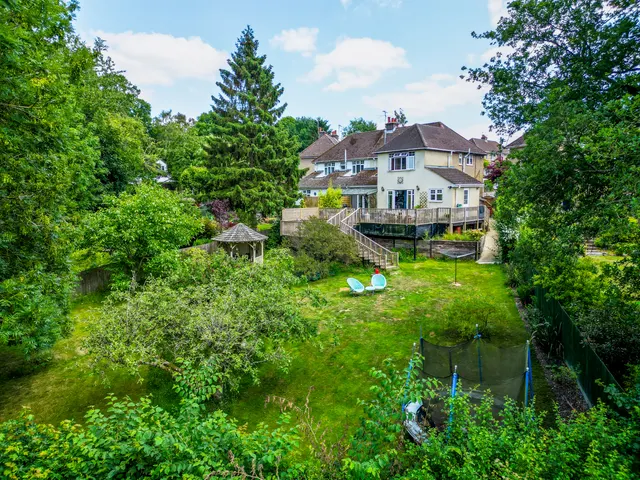 Olivers Close, Potten End, photo 1