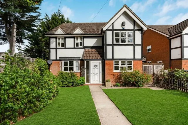 Pine Trees Drive, Ickenham, UB10, photo 1