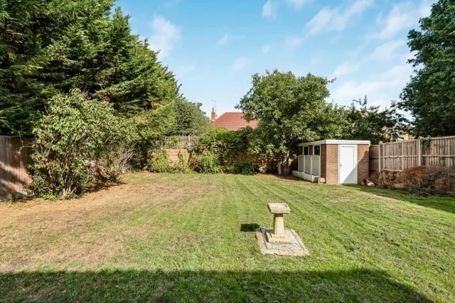 Pine Trees Drive, Ickenham, UB10, photo 2